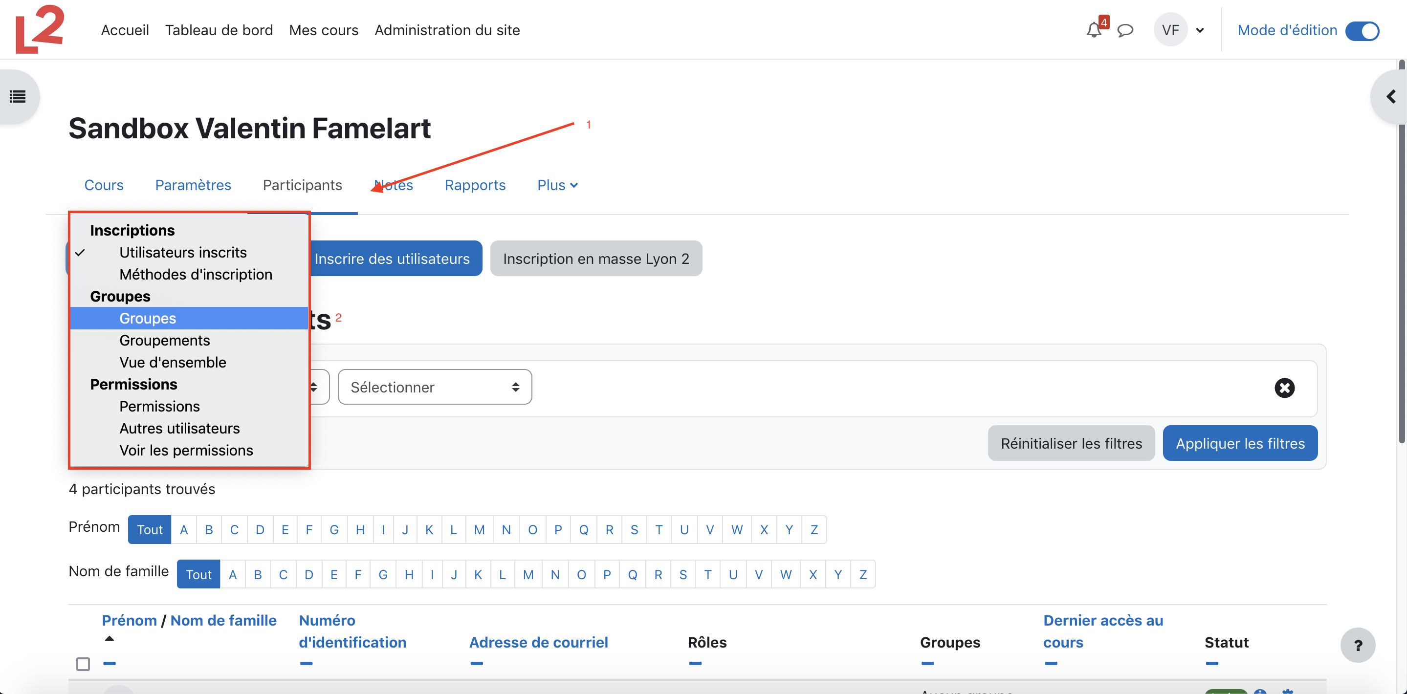 La liste des utilisateur d'un cours, le menu des options est ouvert pour montrer le bouton Groupes