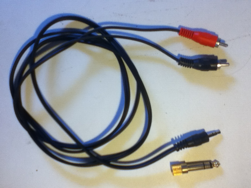 Photo de câble Mini Jack vers deux connectiques RCA.